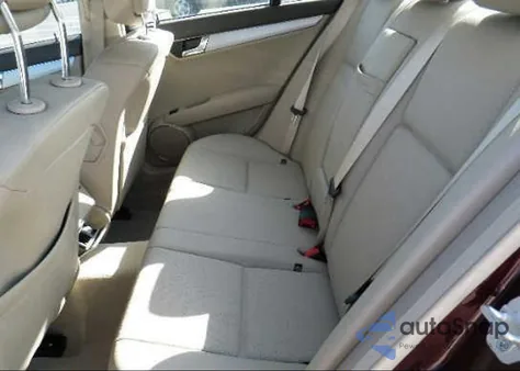 2009 Mercedes-Benz C300 z USA, uszkodzony, nr VIN WDDGF54X79R043380